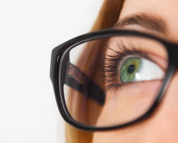 Nahaufnahme einer Frau mit schwarzer Brille — Stockfoto