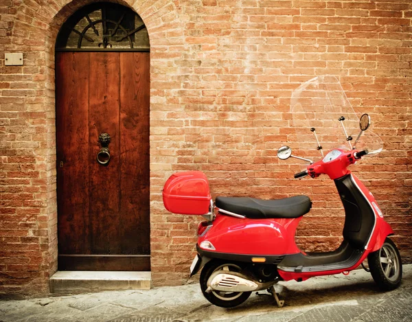 Imagem vintage de scooter vermelho na rua — Fotografia de Stock