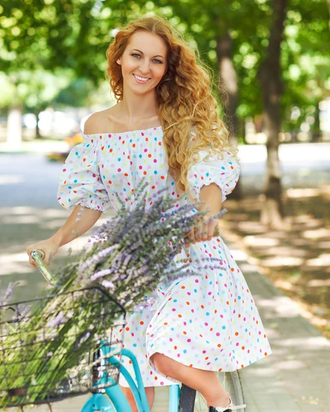 Mulher bonita e feliz na bicicleta — Fotografia de Stock