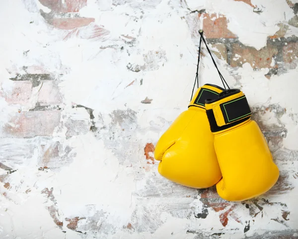 Par de guantes de boxeo amarillos colgando —  Fotos de Stock