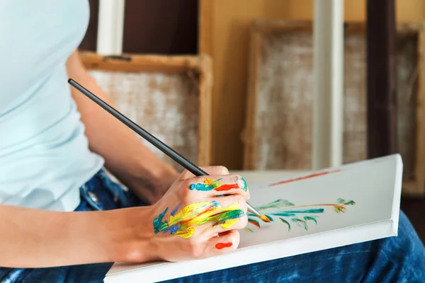 Künstlerin hält Pinsel in der Hand — Stockfoto