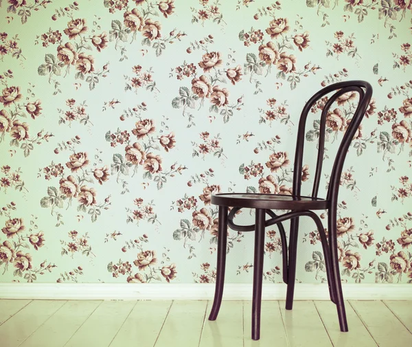 One classic chair against a wall and floor — Stock Photo, Image