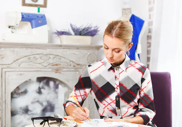 Dressmaker is drawing a fashion sketch — Stock Photo, Image