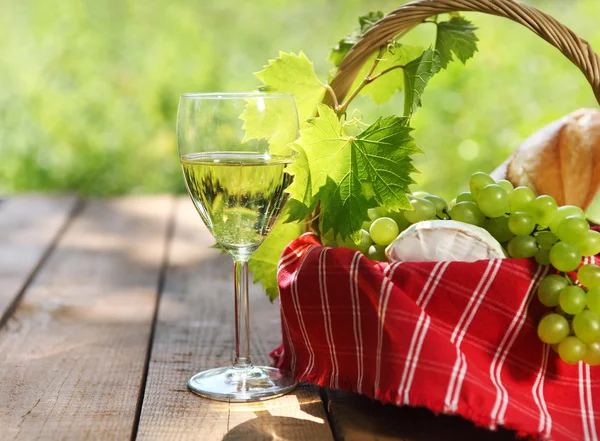 Kaas, druiven, brood en twee glazen van de witte wijn — Stockfoto