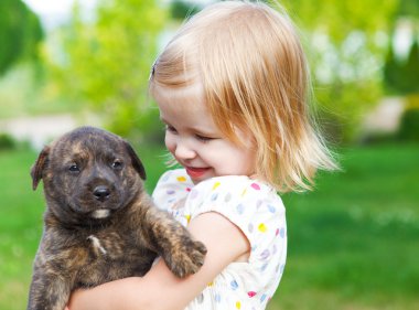 sevimli küçük kız sevmek köpek yavrusu
