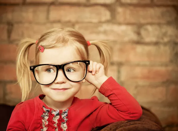 Ragazzina divertente con gli occhiali — Foto Stock