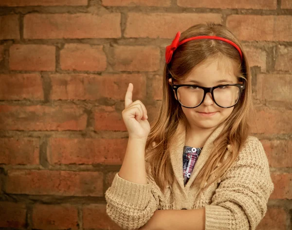 Ragazzina divertente con gli occhiali — Foto Stock