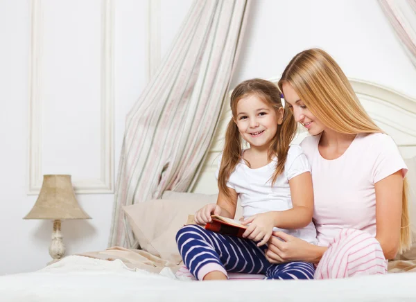 Mamma läser bed tid historia bok till sin dotter — Stockfoto