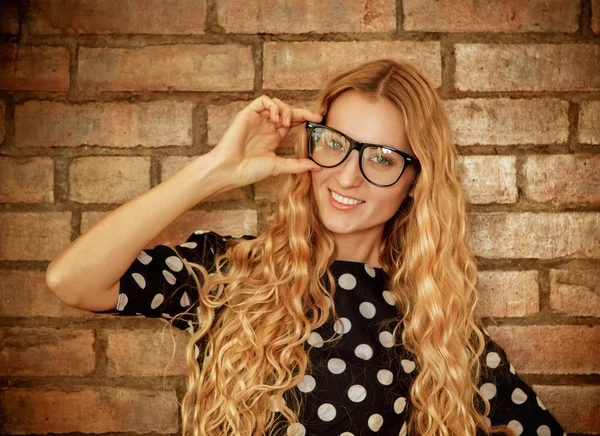 Portrait de la femme portant des lunettes de vue noires — Photo