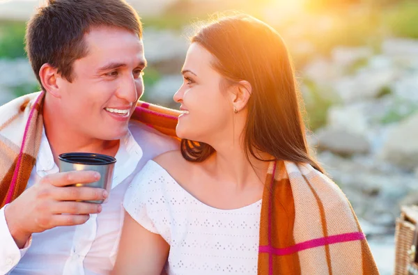 Jovem casal feliz no amor no piquenique de verão — Fotografia de Stock