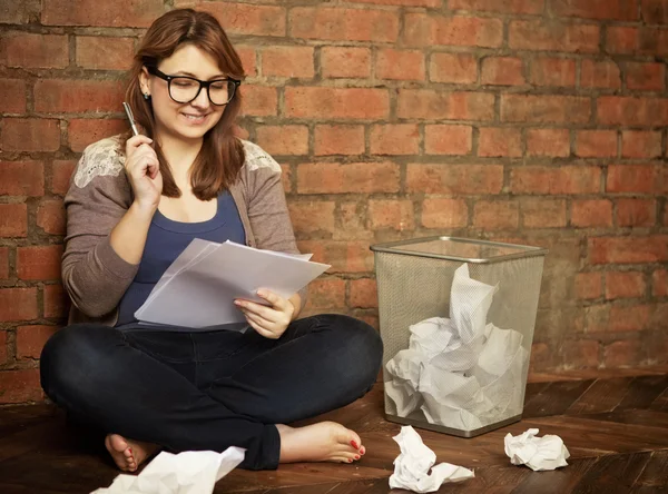 Joven escritora trabajando — Foto de Stock