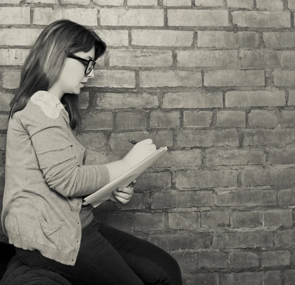 Jonge vrouw schrijver en werkt in het hok — Stockfoto