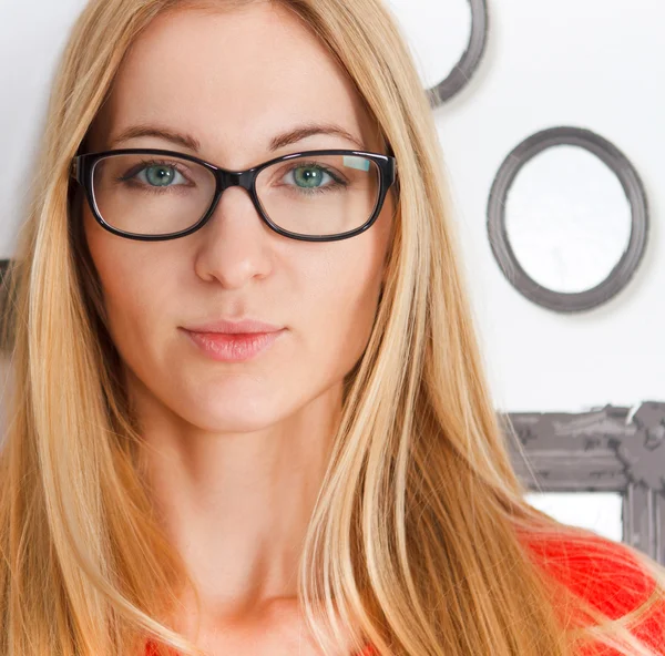 Retrato de la mujer con gafas de ojo negro —  Fotos de Stock