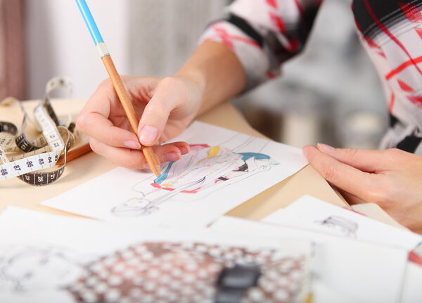 Dressmaker рисует эскиз моды
