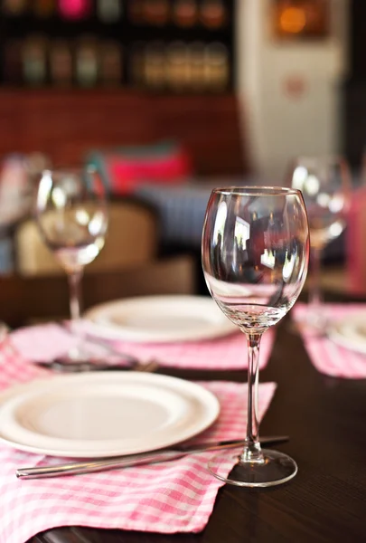 Empty glasses set in the restaurant — Stock Photo, Image