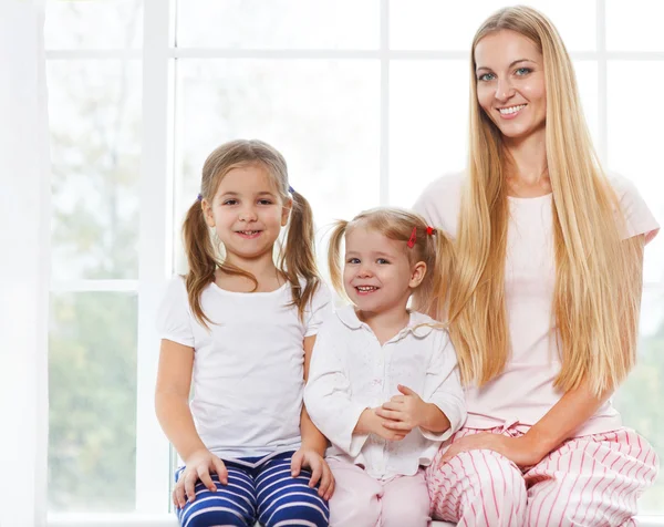 Moeder en dochters spelen in de slaapkamer in de Moederdag — Stockfoto