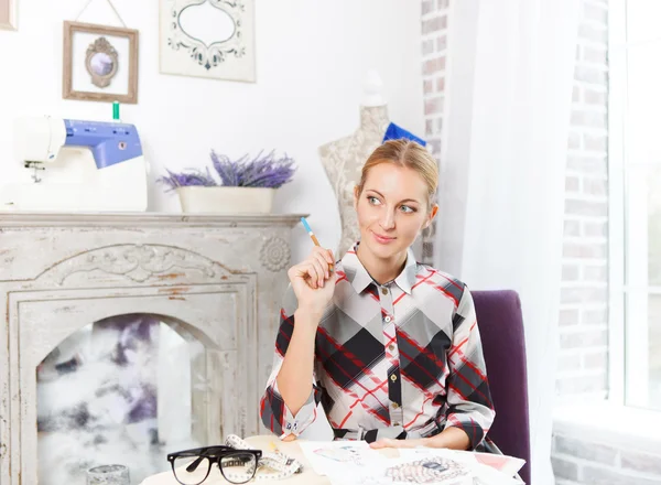 Dressmaker is drawing a fashion sketch — Stock Photo, Image