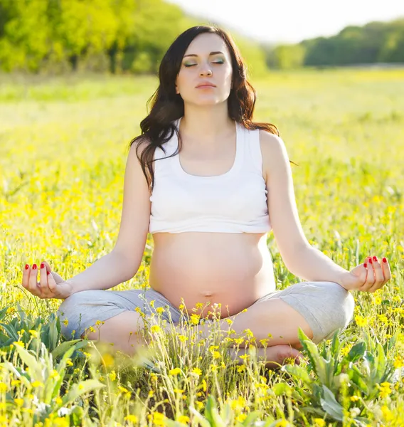 Açık havada doğa yoga yaparken sağlıklı hamile kadın — Stok fotoğraf