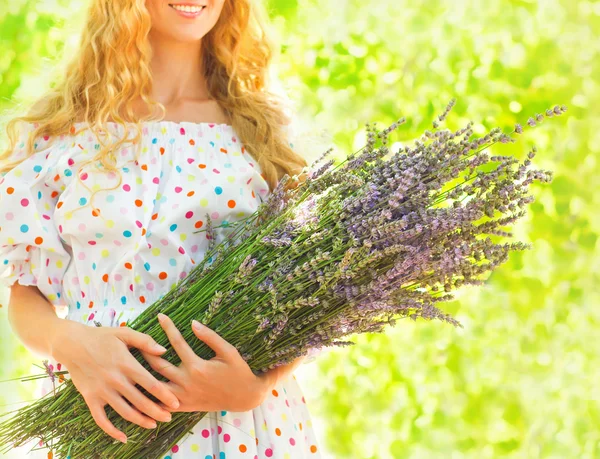 Donna con lunghi capelli biondi con bouquet di lavanda — Foto Stock