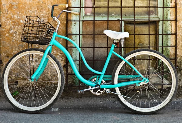 Bicicleta vintage com cesta — Fotografia de Stock