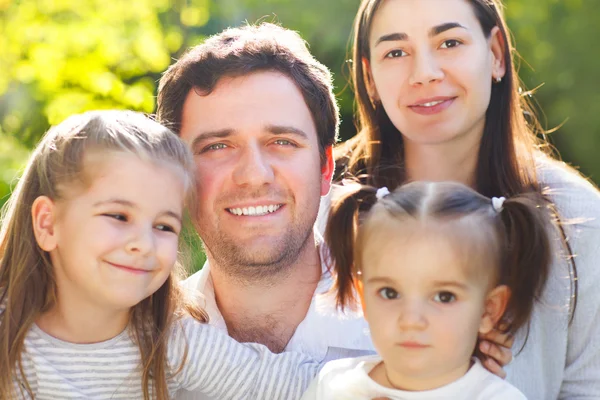 Glückliche Familie mit zwei Kindern im Freien — Stockfoto