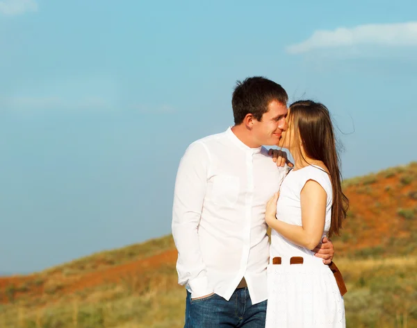 Jovem casal feliz no amor — Fotografia de Stock