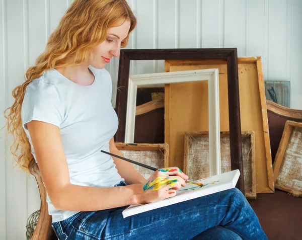 Retrato de artista feminina segurando pincel — Fotografia de Stock