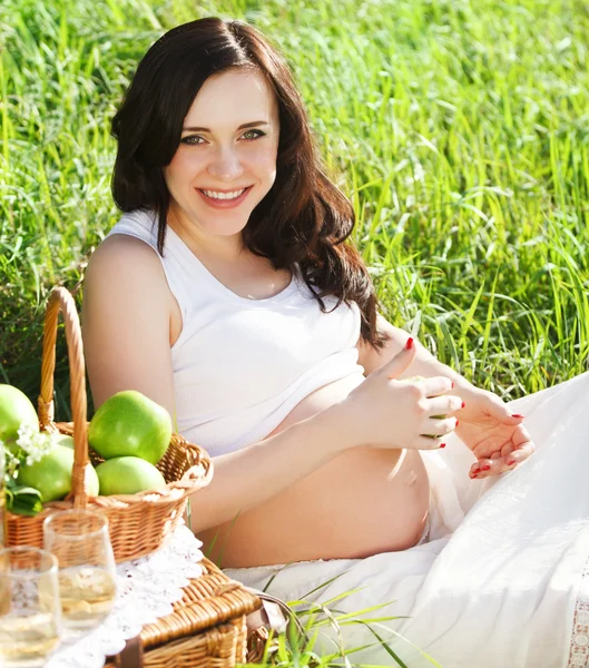 Портрет беременной женщины в белом — стоковое фото