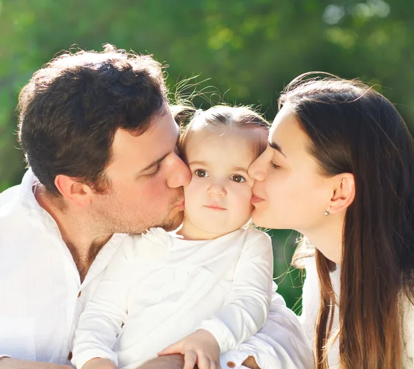 Jovem família feliz com bebê menina — Fotografia de Stock