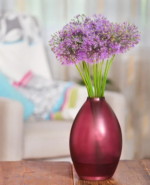 Giant Onion (Allium Giganteum) flowers in the flower vase on tab — Stock Photo, Image