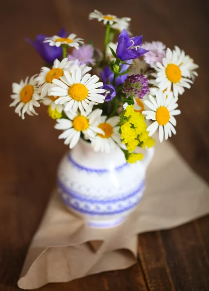 Букет з польових квітів на сільському столі — стокове фото