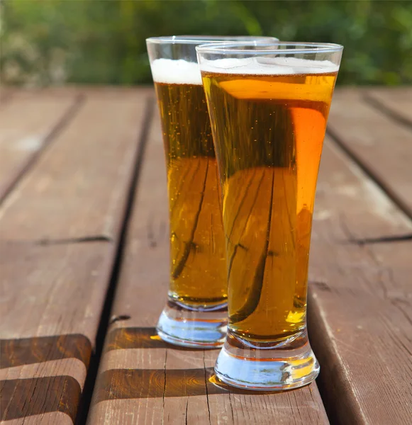 Дві склянки легкого пива на столі на відкритому повітрі — стокове фото