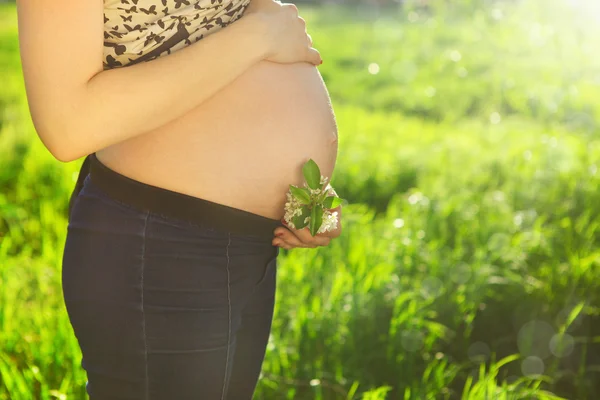 Primer plano de la mujer embarazada irreconocible — Foto de Stock