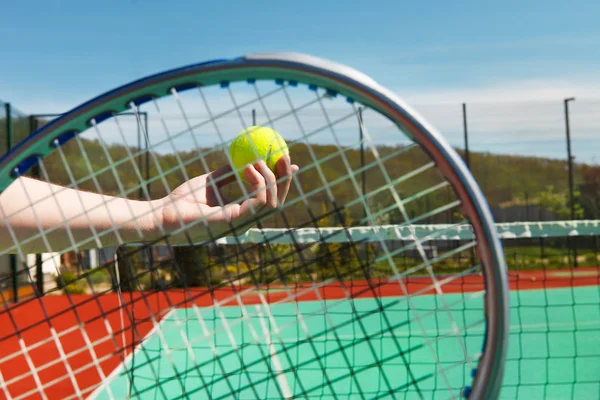 Tennis player prepares to serve a tennis ball — Stock Photo, Image