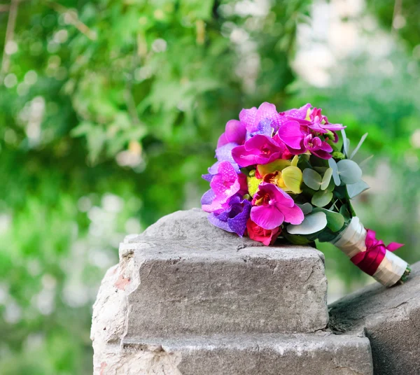 Hochzeitsstrauß aus beigen und lila Orchideen — Stockfoto