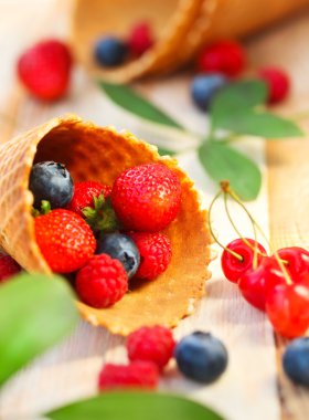 Gofret bardağı çilek, kiraz, ahududu ve böğürtlen