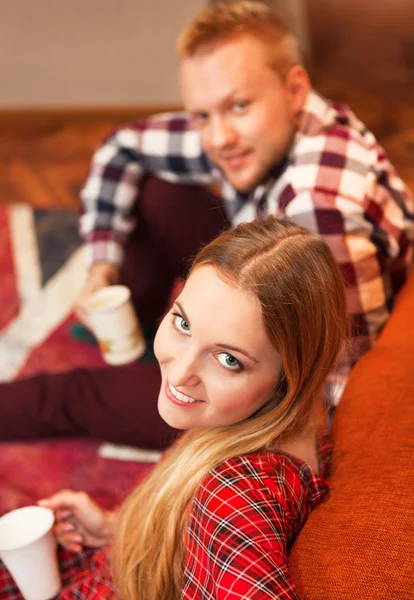 Par koppla av hemma med kopp kaffe i vardagsrummet — Stockfoto