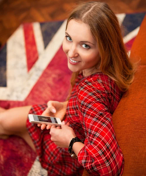 Retrato de mujer joven feliz con teléfono móvil —  Fotos de Stock