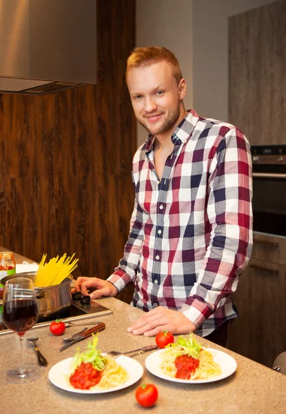 Yakışıklı adam makarna hazırlama evde pişirme — Zdjęcie stockowe