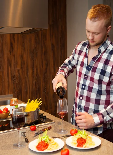 Bel homme cuisine à la maison préparer des pâtes — Photo