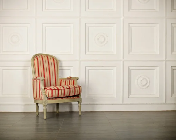 One classic armchair against a white wall and floor — Stock Photo, Image