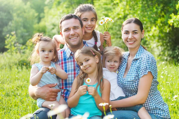 Felice giovane famiglia con quattro bambini all'aperto — Foto Stock