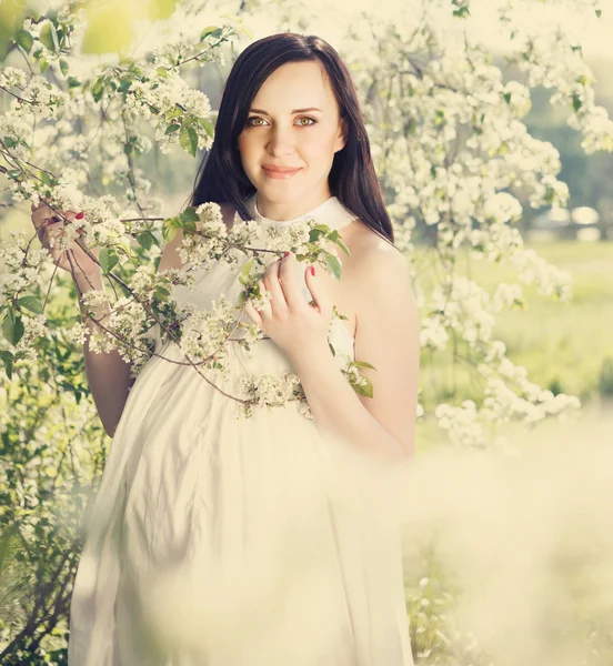 Portrait of beautiful pregnant woman in white dress — Stock Photo, Image