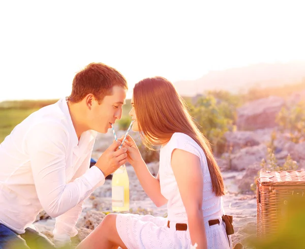 Unga lyckliga par i kärlek på sommaren picknick — Stockfoto