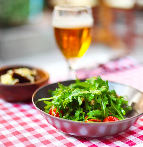 Один стакан светлого пива с салатом — стоковое фото