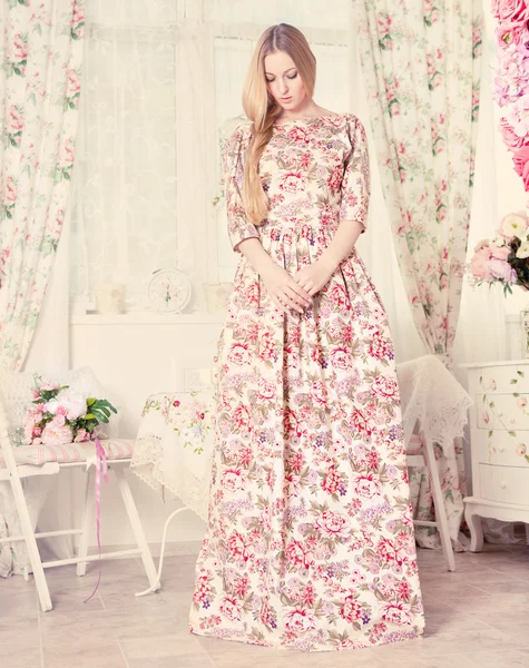 Porträtt av den vackra blonda flickan i lång klänning — Stockfoto