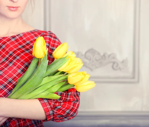 Romantikus nő, szőke haj, tulipán csokor — Stock Fotó