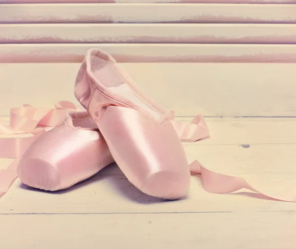 Par de um ballet rosa pálido ponto sapatos — Fotografia de Stock