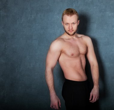 yakışıklı kaslı erkek modeli 