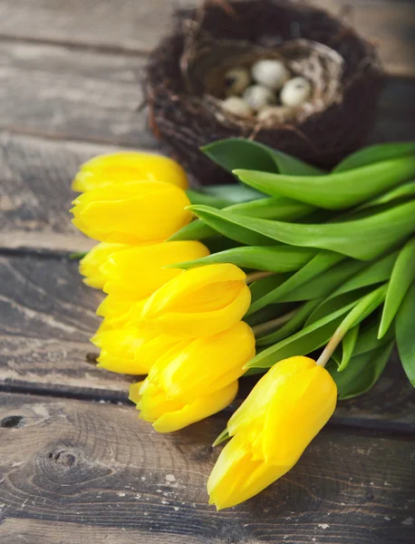 Pastel flores, ovos de Páscoa coloridos na cesta — Fotografia de Stock